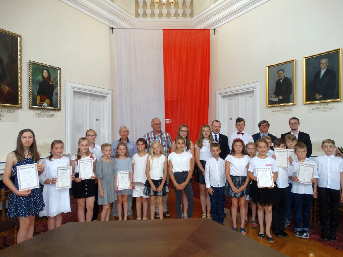 Uczniowie i pedagodzy Samorządowego Ogniska Muzycznego we Włoszakowicach