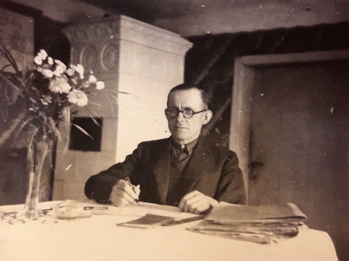 Czesław Bednarczyk przy pracy w swoim domu w Dłużynie, ok 1945 r. Zdjęcie z archiwum rodzinnego