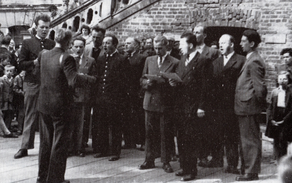 Ludwik Benyskiewicz (tyłem, z akordeonem) wraz z członkami ówczesnego Koła Śpiewu im. Karola Kurpińskiego (obecnie Chór Męski im. Karola Kurpińskiego) przed Pałacem Sułkowskich we Włoszakowicach podczas dożynek w 1961 r.