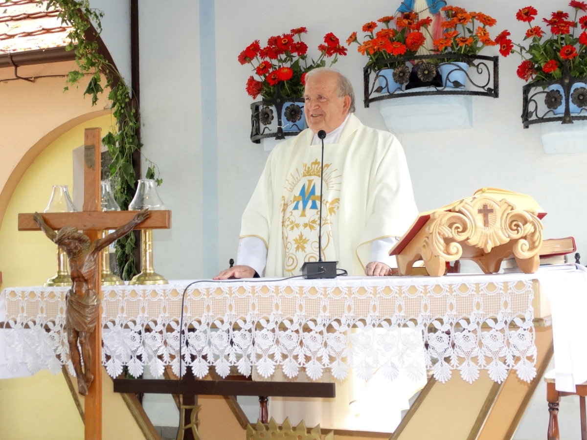 Ks. Leszek Grzelak celebrujący polową mszę świętą dożynkową w Sanktuarium Wniebowzięcia NMP w Charbielinie