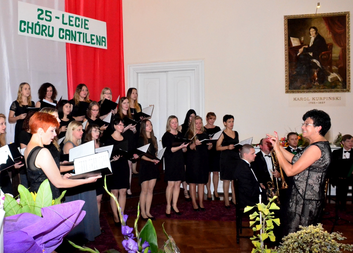 Mariola Jagodzik dyrygująca Chórem „Cantilena” podczas uroczystości jubileuszu 25-lecia chóru w 2015 r.