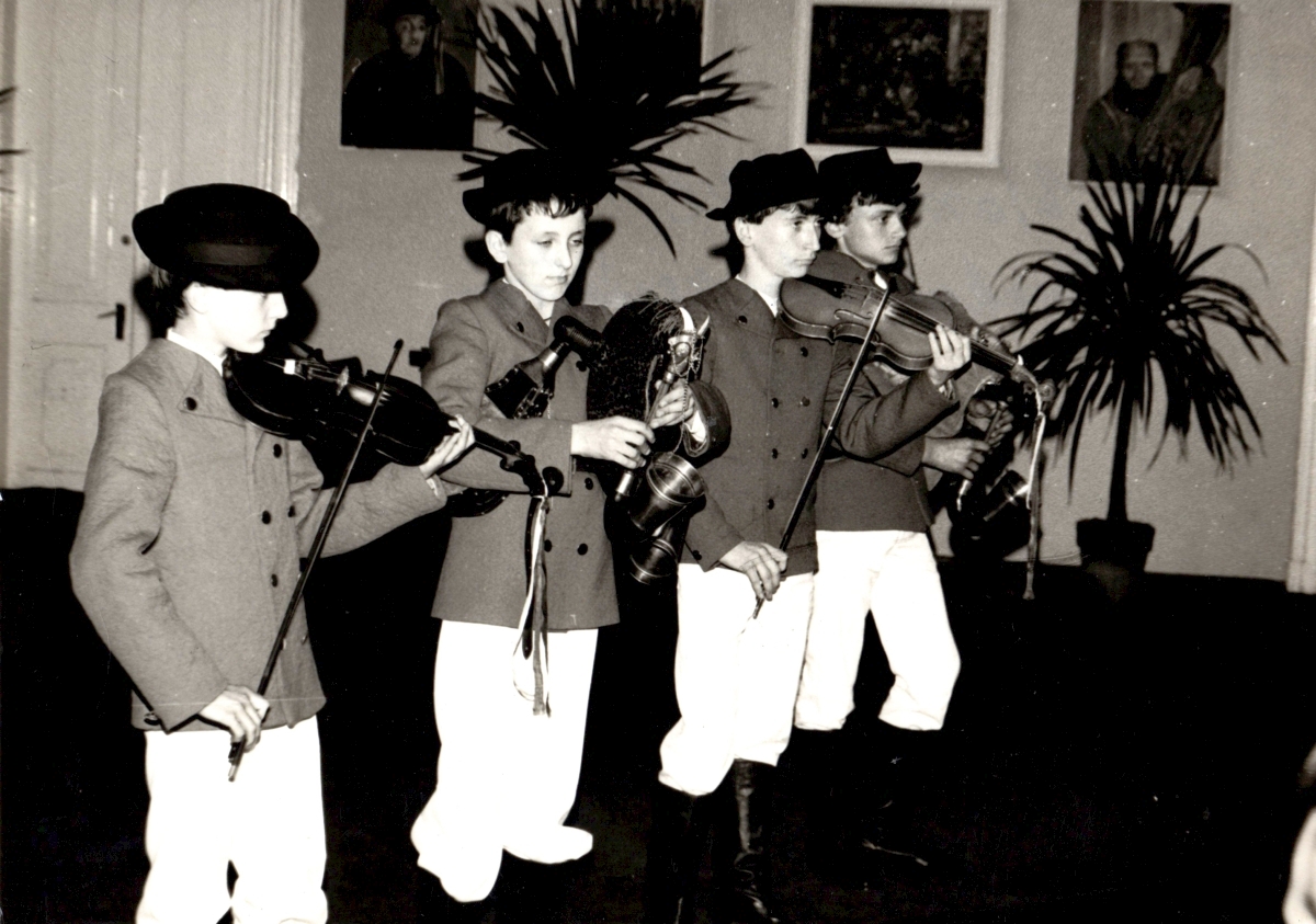 13-letni Tomasz Kiciński (dudy, drugi z lewej) wraz z pozostałymi członkami bukówieckiej kapeli dudziarskiej z lat 80.: Rafałem Zającem (skrzypce, pierwszy z lewej), Michałem Mockiem (skrzypce) i Tomaszem Małeckim (dudy)