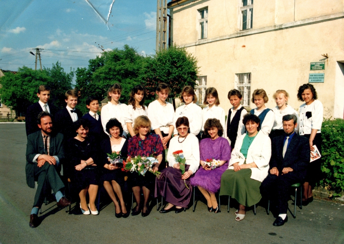 Ludwika Benyskiewicz (siedzi czwarta z lewej z kwiatami) z nauczycielami, absolwentami i członkami komitetu rodzicielskiego Ogniska Muzycznego (zakończenie roku szkolnego 1990/1991)