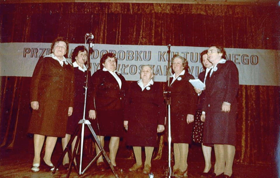 Marianna Maćkowiak (pierwsza z prawej) z zespołem wokalnym „Siódemka”, którego tradycje kontynuuje obecnie zespół „Złota Jesień” z Bukówca Górnego