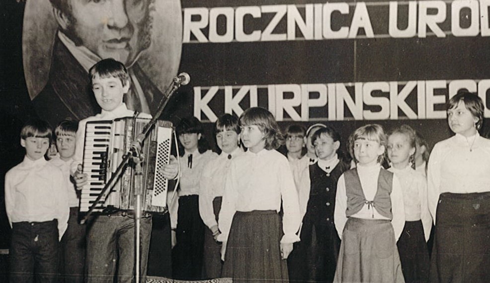 Występ uczniów Ogniska w ramach obchodów 200-lecia urodzin Karola Kurpińskiego w 1985 r.