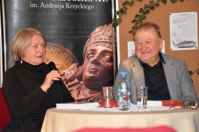 Małgorzata i Wiesław Piechoccy odczytują fragmenty książki