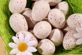 Grafika przedstawiająca jajka i kwiatki