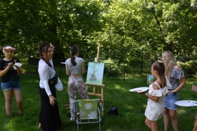 Organizatorka pleneru malarskiego Bożena Nowak udziela wskazówek jego uczestniczkom