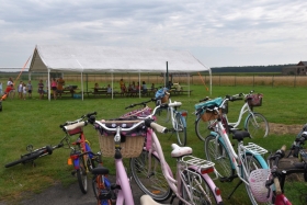 Rowery zostawione przez dzieci, w tle odbywające się półkolonie