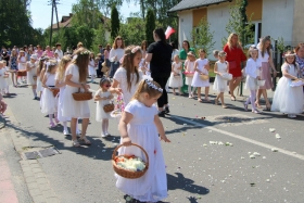 Dziewczynki sypiące kwiaty na uroczystości Bożego Ciała we Włoszakowicach