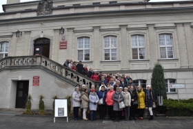 Uczestnicy wycieczki przed Pałacem Sułkowskich we Włoszakowicach