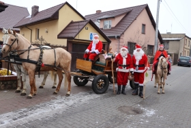 Mikołajowie przy swoim powozie konnym