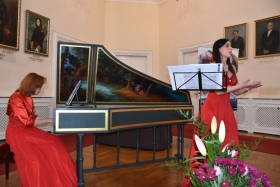 Paula Maciołek śpiewa, a Paulina Tkaczyk-Cichoń gra na klawesynie