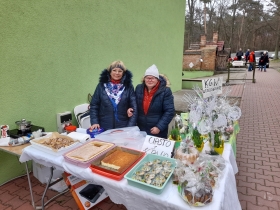 Przedstawicielki KGW Włoszakowice na Jarmarku Wielkanocnym w Szreniawie