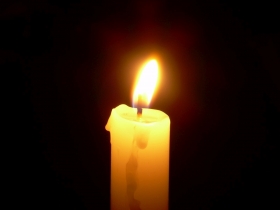 Grafika przedstawiająca płonącą świecę