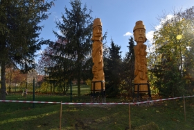 Rzeźby przedstawiające muzyków ludowych w Bukówcu Górnym