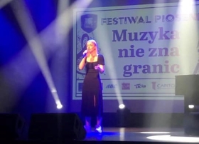 Występ Julii Przezbór na Festiwalu Piosenki „Muzyka nie zna granic”