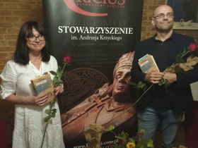 Michał Wierzba i Patrycja Obiegała stoją z kwiatami