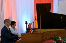 Mariola Jagodzik i Marek Wodawski grają na fortepianie