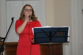 Julia Bajon podczas kwietniowych popisów włoszakowickiego Studia Piosenki w 2016 roku