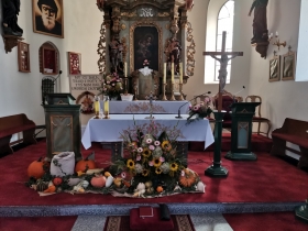 Ołtarz w kościele parafialnym w Zbarzewie z dekoracją dożynkową