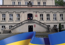 Fragment okładki 378 numeru czasopisma „Nasze Jutro” przedstawiający Pałac Sułkowskich we Włoszakowicach z ukraińską flagą