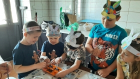 Dzieci wykonują zajączki z czekolady