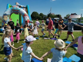 Dzieci tańczące w kółeczku podczas imprezy z okazji Dnia Dziecka w Zbarzewie