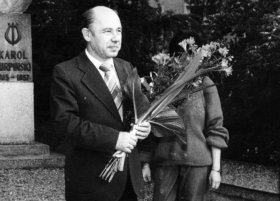 Karol Muszkieta pod pomnikiem Karola Kurpińskiego przy włoszakowickiej szkole podczas otwarcia jednego z konkursów w latach 80. ub. w.