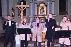 Katarzyna Józefczak, Anna Sobol, Julia Bajon, Martyna Bajon i Szymon Gąda śpiewają