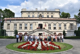 Zwiedzający przed Pałacem Sułkowskich we Włoszakowicach